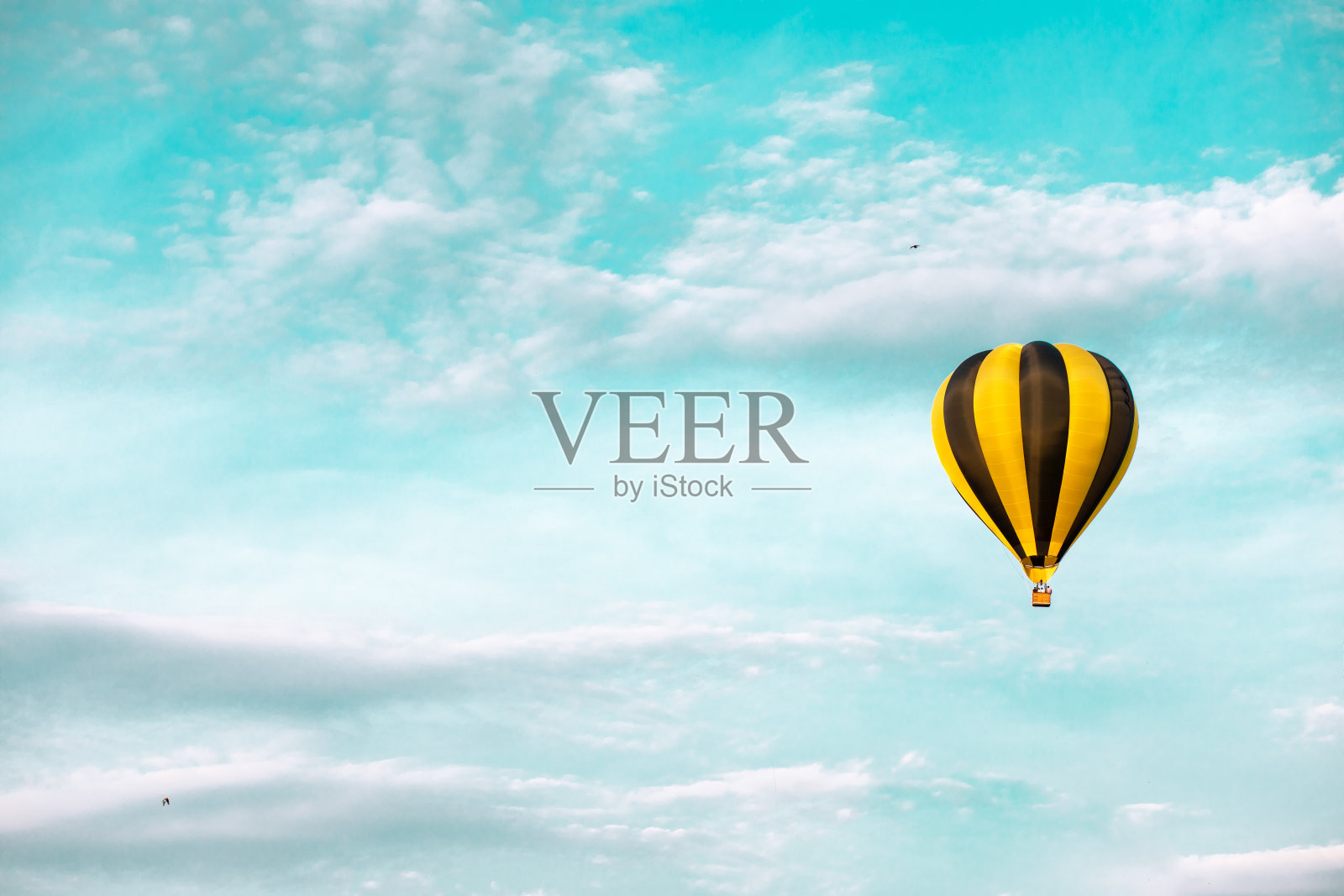 夏天的热气球蓝天与复制空间。空运货物的概念照片摄影图片