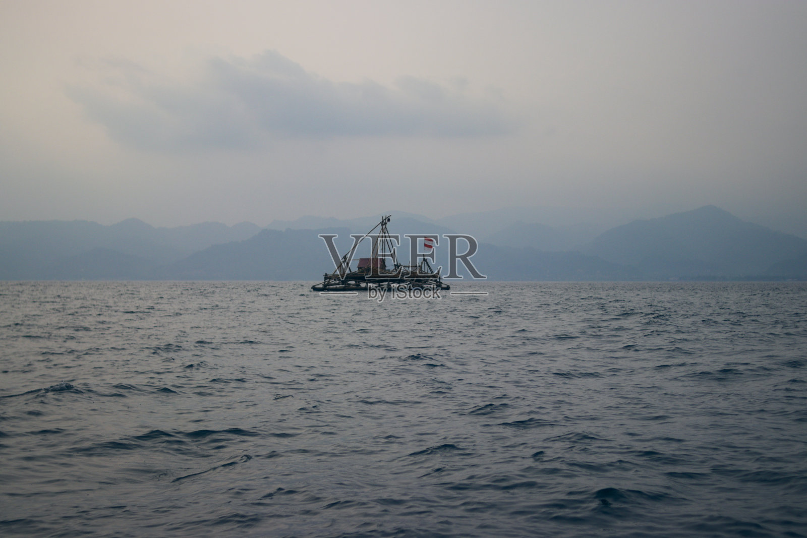 Bagang是印度尼西亚的一种传统捕鱼工具，尤其是在苏kabumi。巴港是一种用竹子制成的渔船。它通常被用来在海中央捕鱼。照片摄影图片