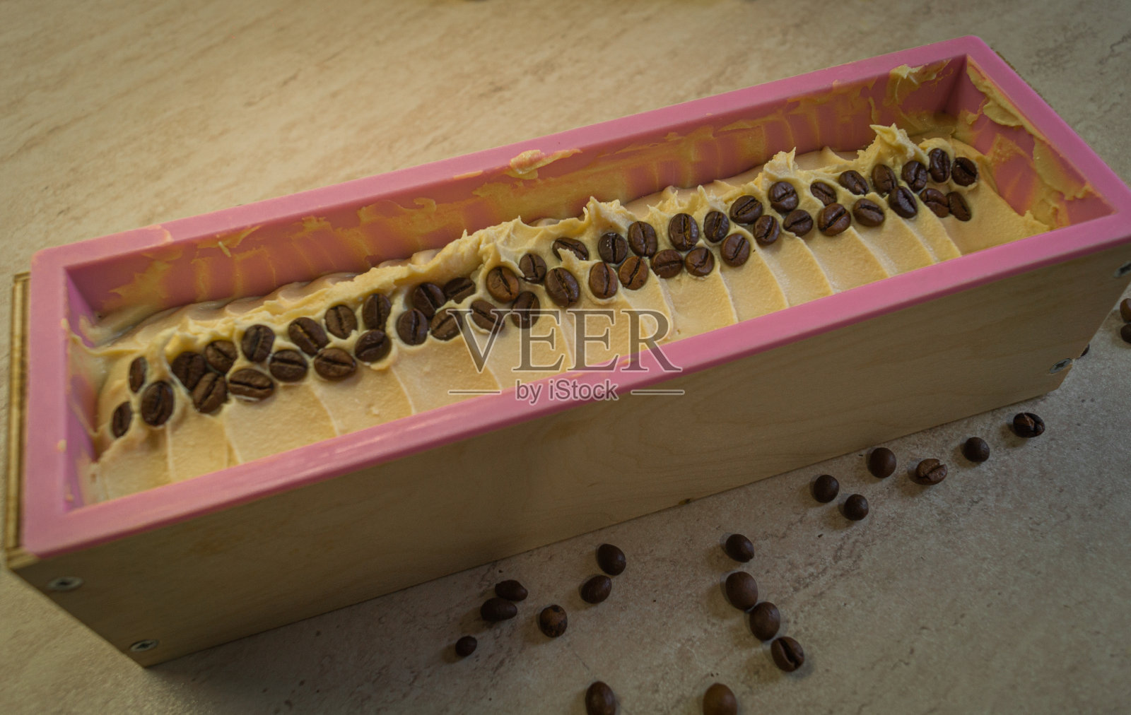 模子里手工制作的咖啡皂基。照片摄影图片