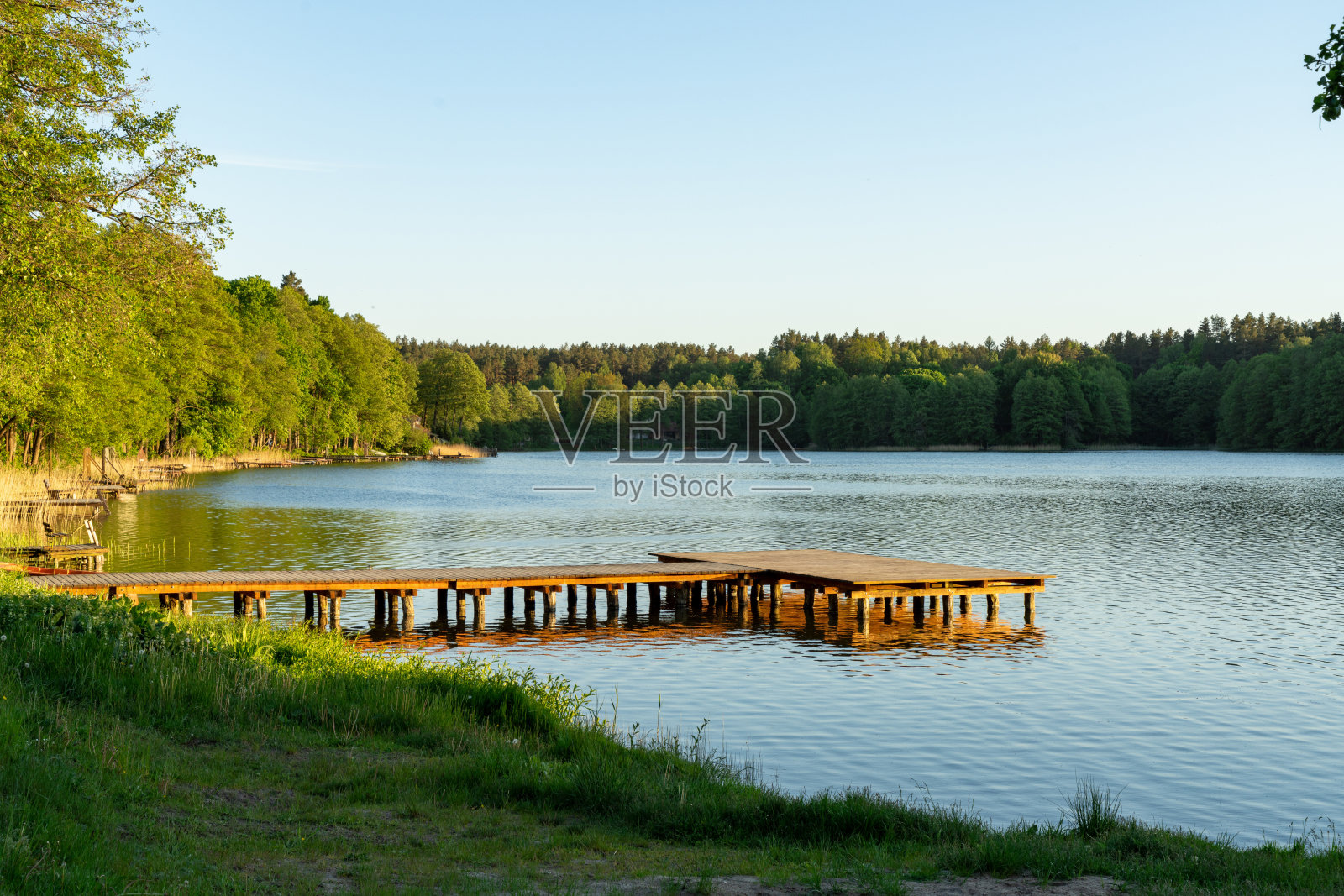 美丽的湖在森林里，日落照片摄影图片
