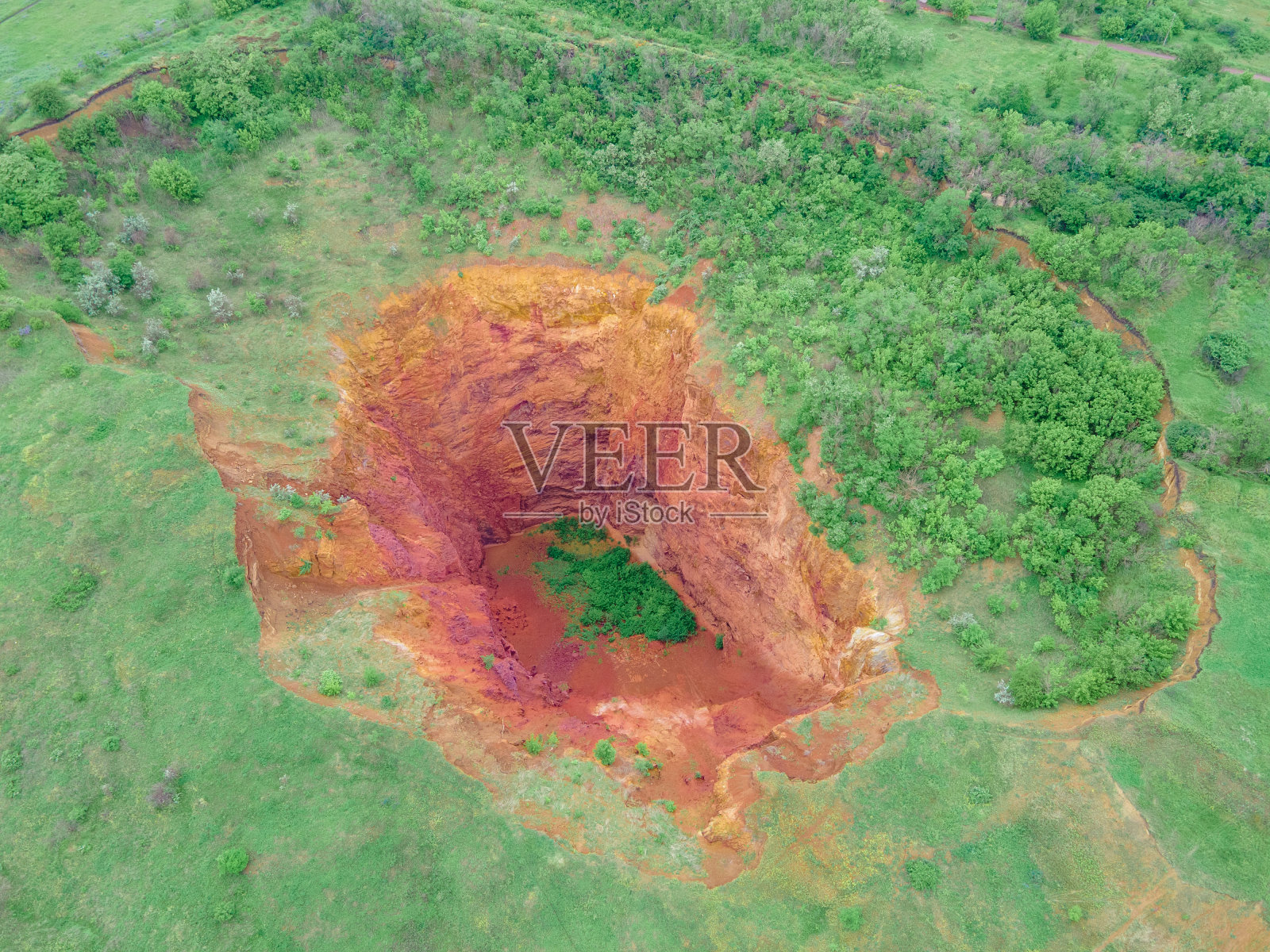 俯视倒塌的矿井照片摄影图片