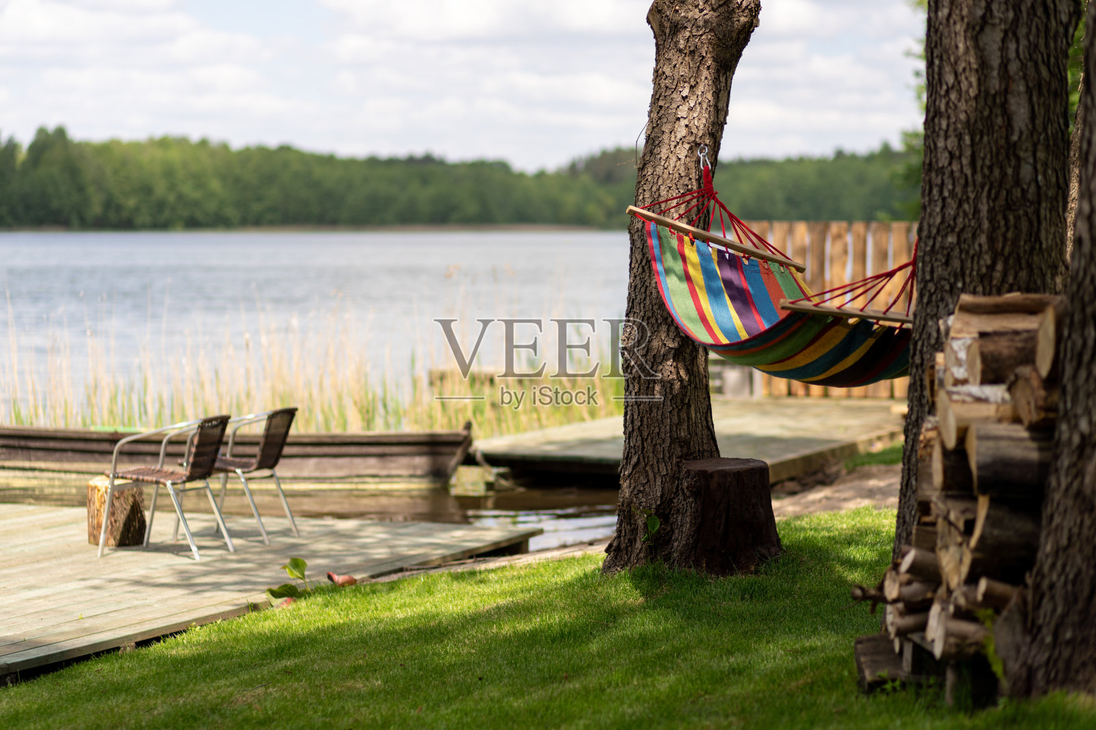 湖边的吊床照片摄影图片