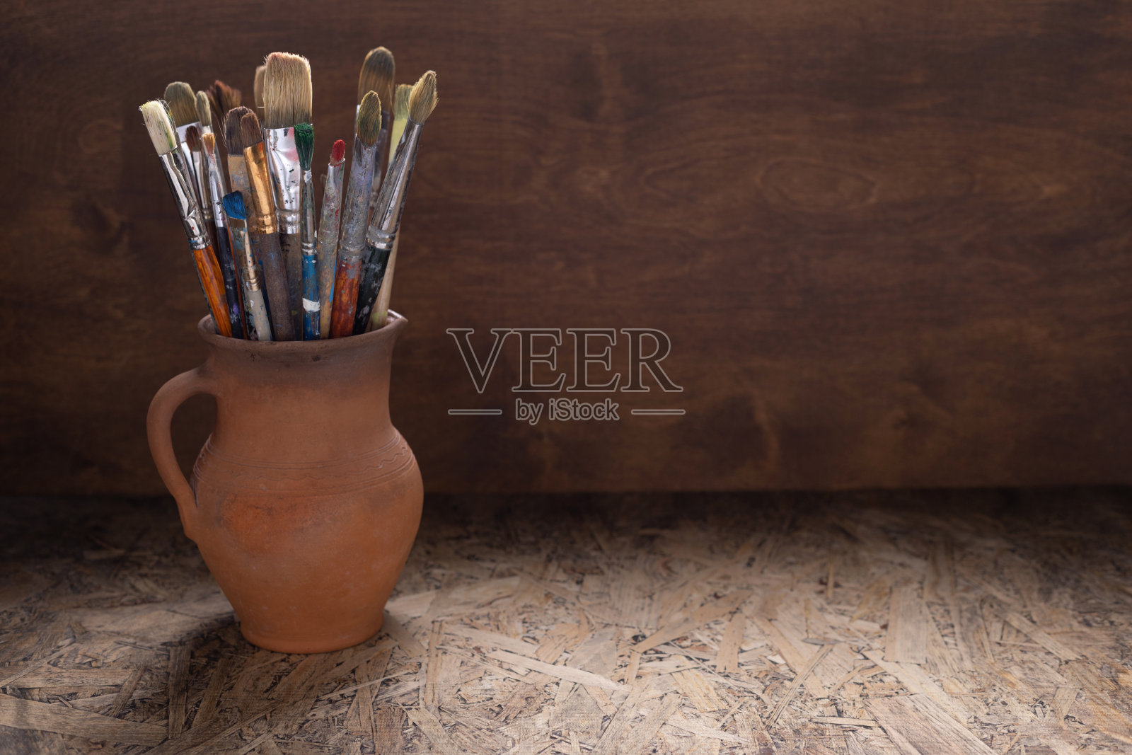 在陶罐和调色板上绘制背景纹理。作为艺术静物的笔触画照片摄影图片