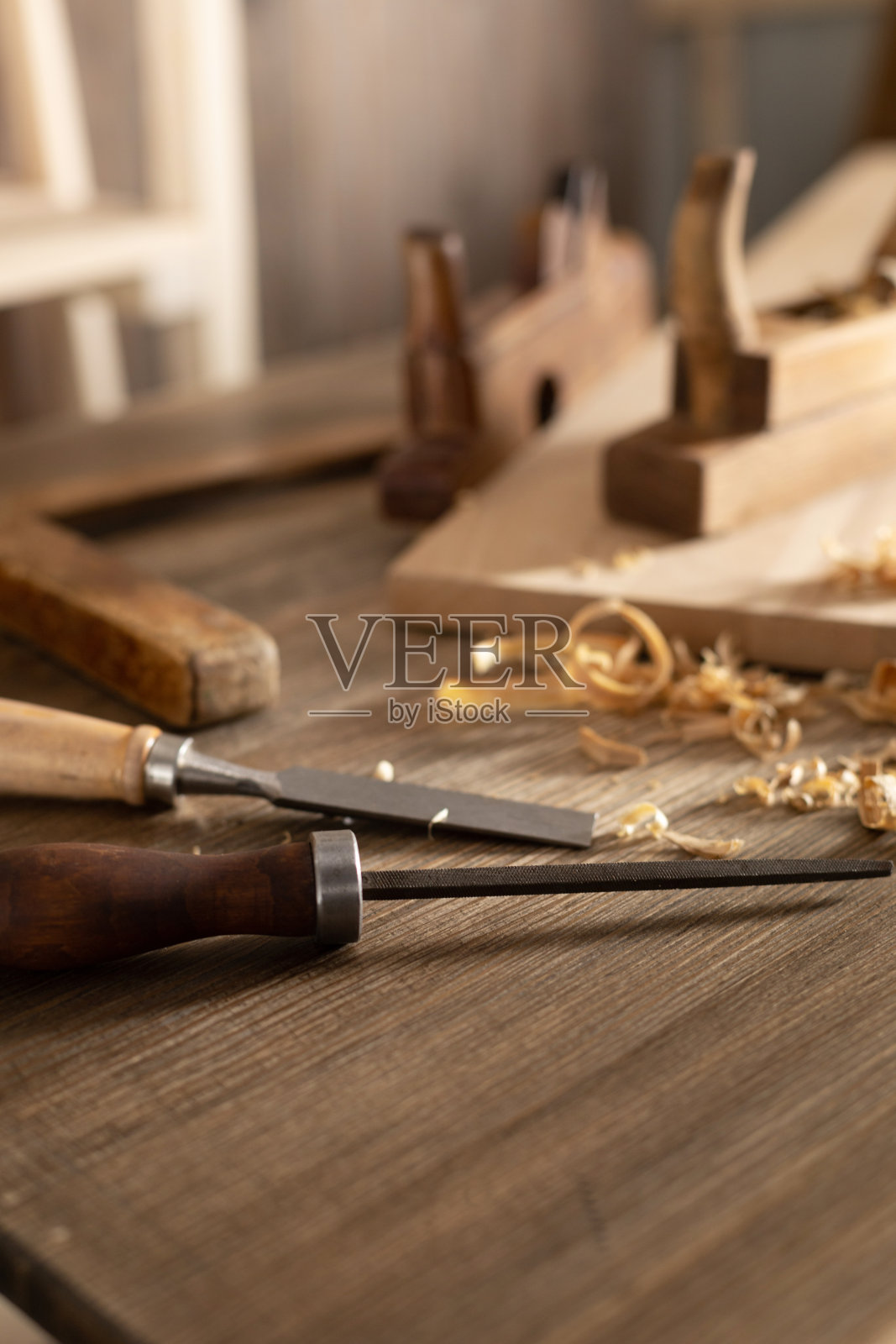 木桌上的木工工具。木工或木工工具作为静物。木工工作照片摄影图片