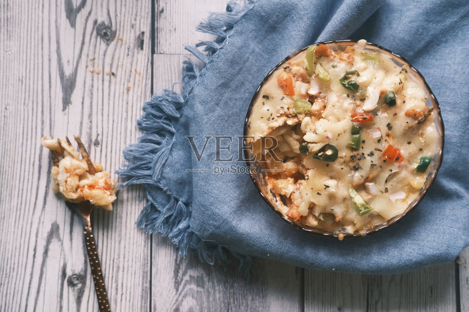 自制的意大利面放在桌上的盘子里。照片摄影图片