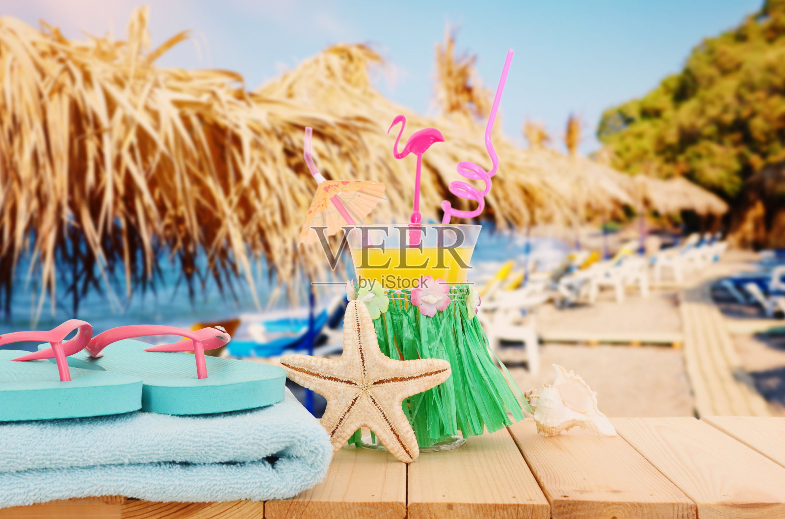 图片的热带和异国情调的水果鸡尾酒木制桌子前面的海洋景观的背景照片摄影图片