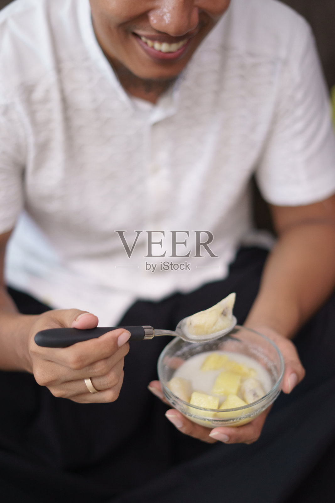 身着传统穆斯林服装的男子早餐晚餐照片摄影图片