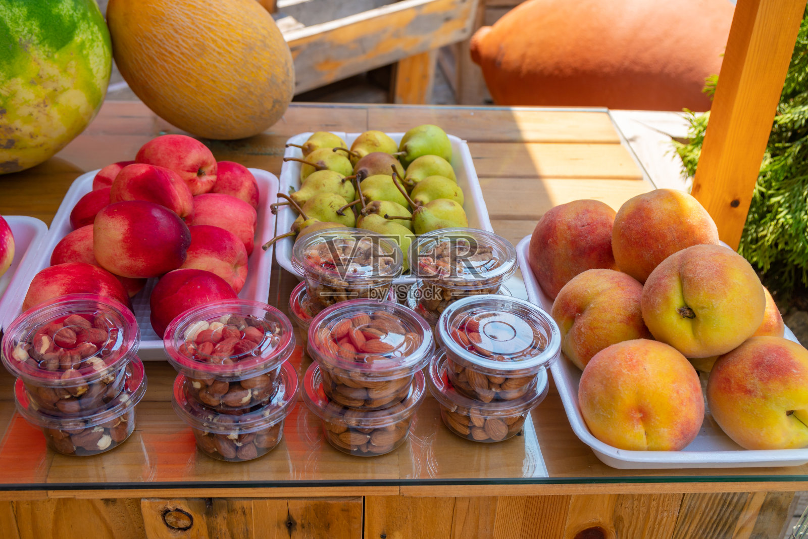各种水果出售，户外市场。食物照片摄影图片