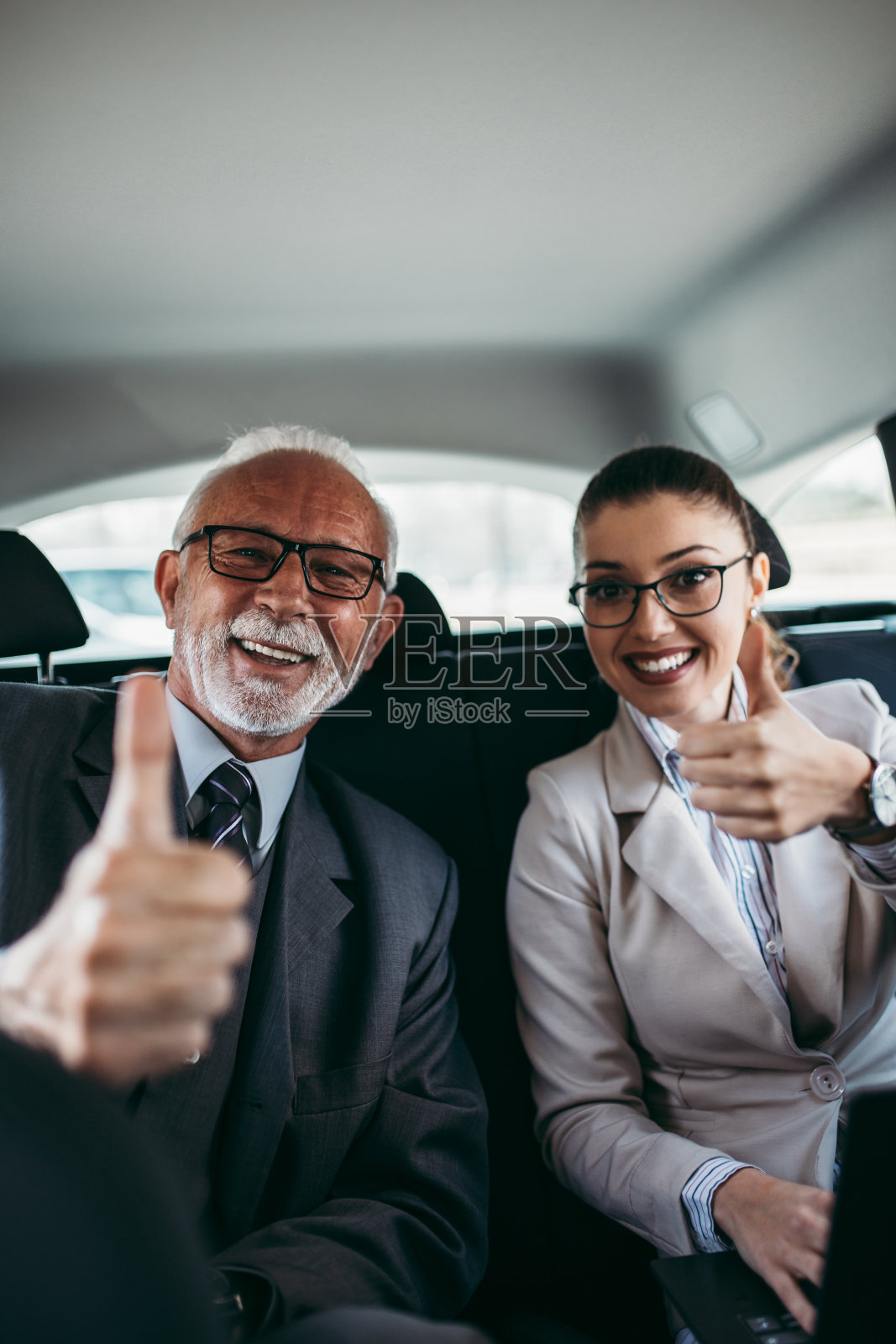 商人男女在车里照片摄影图片