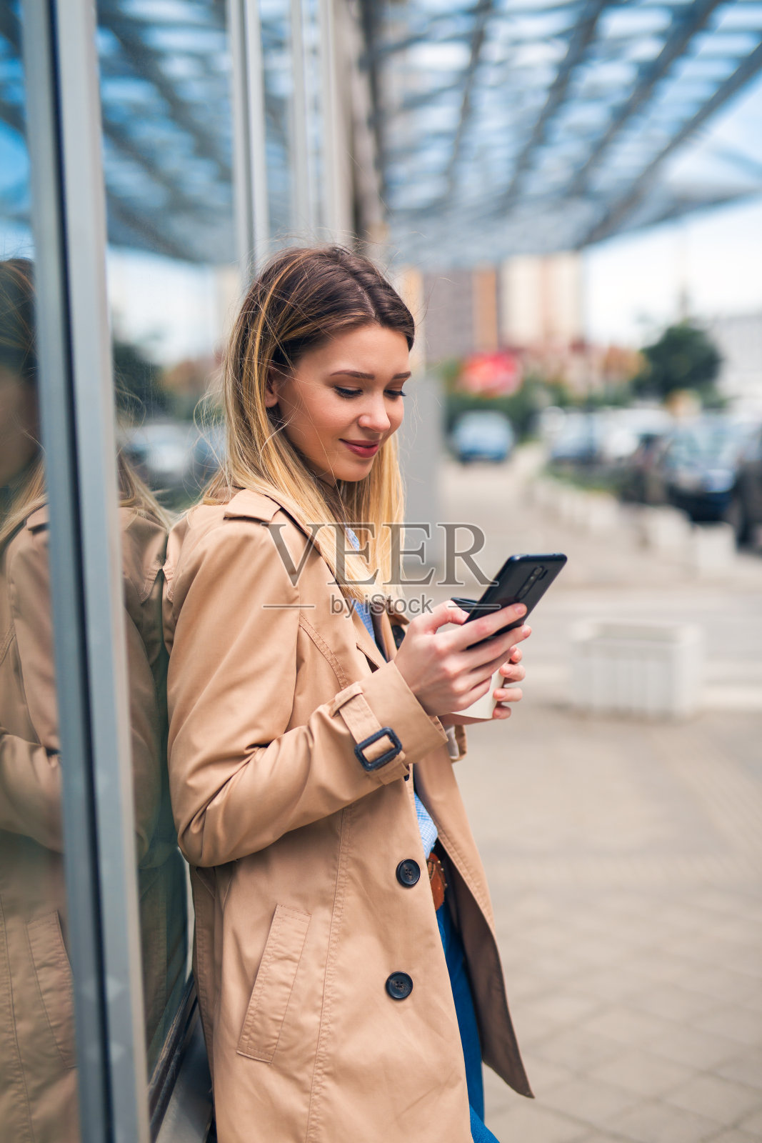 女商人在叫出租车照片摄影图片