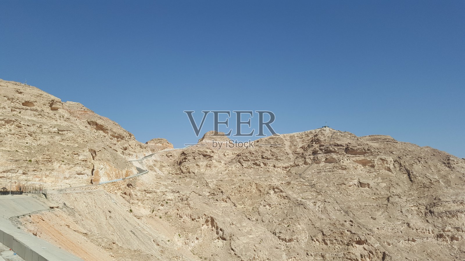 阿布扎比艾因杰贝尔哈菲特山脉照片摄影图片