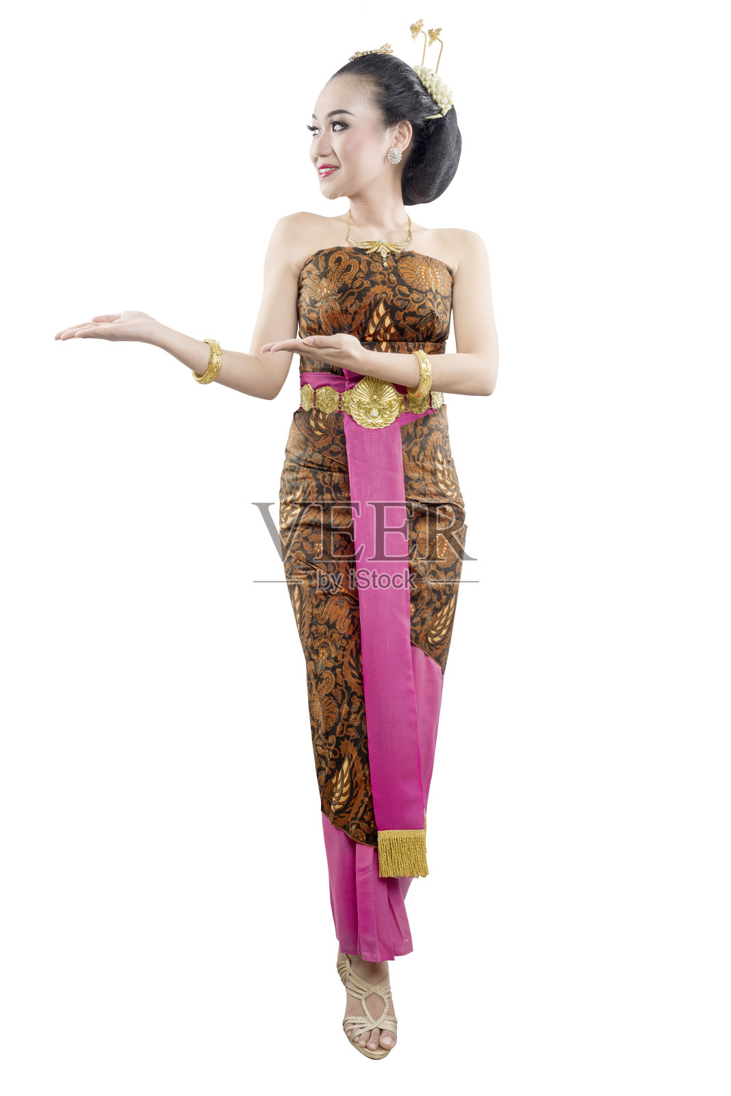 穿着爪哇传统舞蹈服装的亚洲妇女正在展示一些东西照片摄影图片