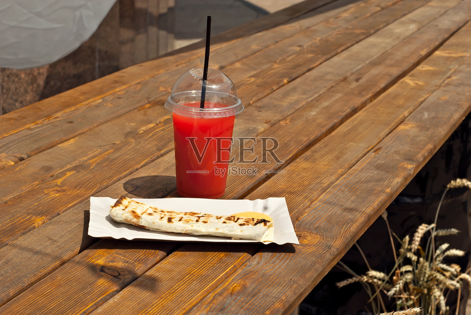 沙瓦玛在桌子上。皮塔面包裹着肉沙拉。照片摄影图片