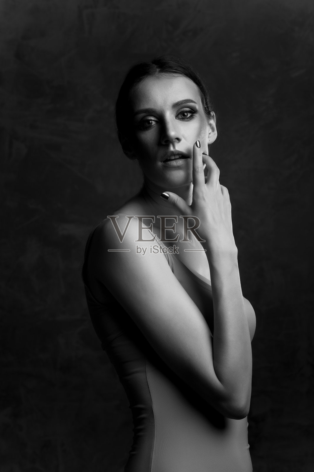 一个惊人的黑发模特在摄影棚摆姿势的特写肖像照片摄影图片