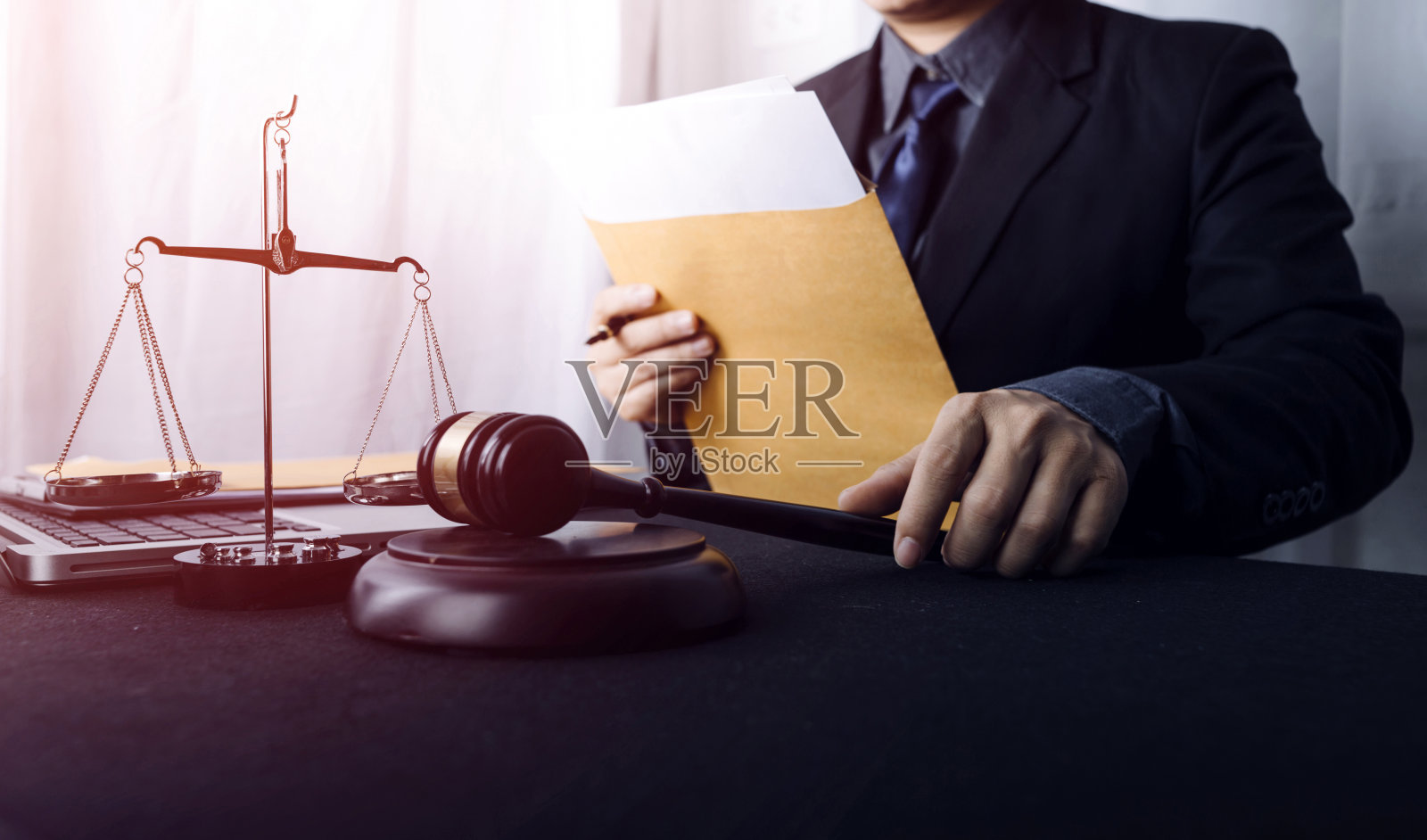 商务和律师在办公室桌上用黄铜秤讨论合同文件。法律、法律服务、法律咨询、司法和法律概念的画面具有电影纹理的效果照片摄影图片