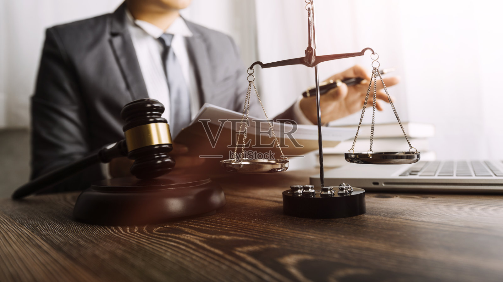 商务和律师在办公室桌上用黄铜秤讨论合同文件。法律、法律服务、法律咨询、司法和法律概念的画面具有电影纹理的效果照片摄影图片