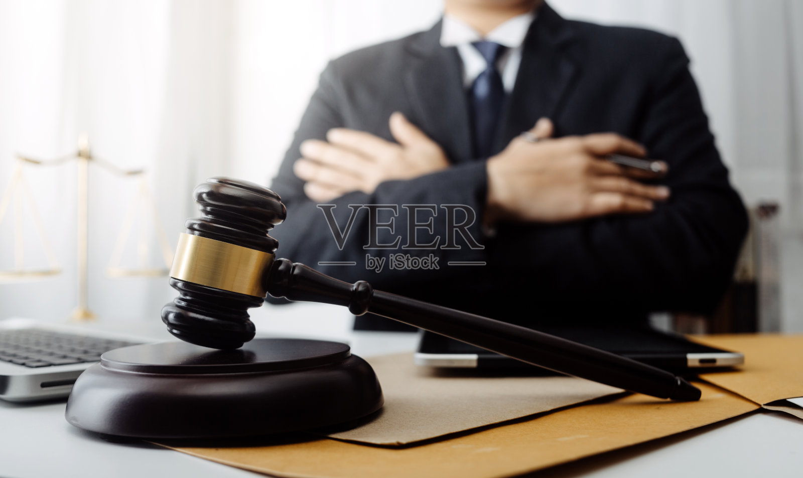 商务和律师在办公室桌上用黄铜秤讨论合同文件。法律、法律服务、法律咨询、司法和法律概念的画面具有电影纹理的效果照片摄影图片