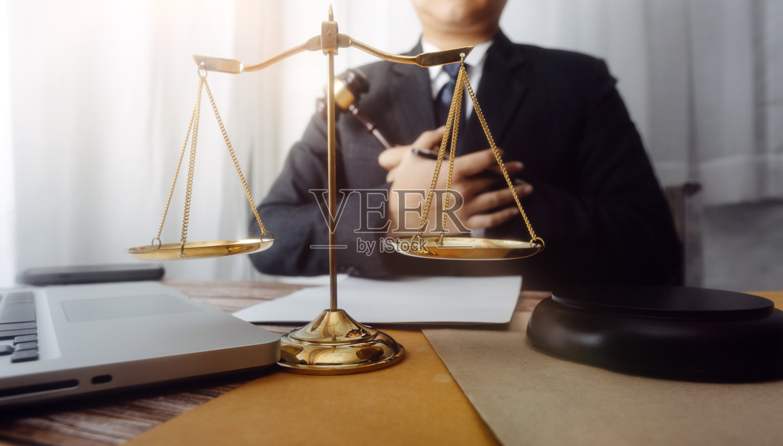 商务和律师在办公室桌上用黄铜秤讨论合同文件。法律、法律服务、法律咨询、司法和法律概念的画面具有电影纹理的效果照片摄影图片