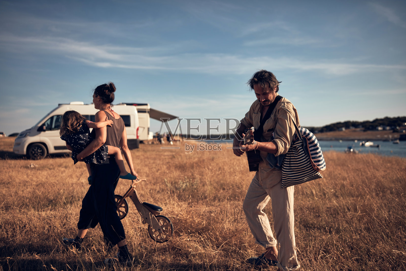 一家人在度假，唱歌，弹吉他，享受夏日的氛围。照片摄影图片