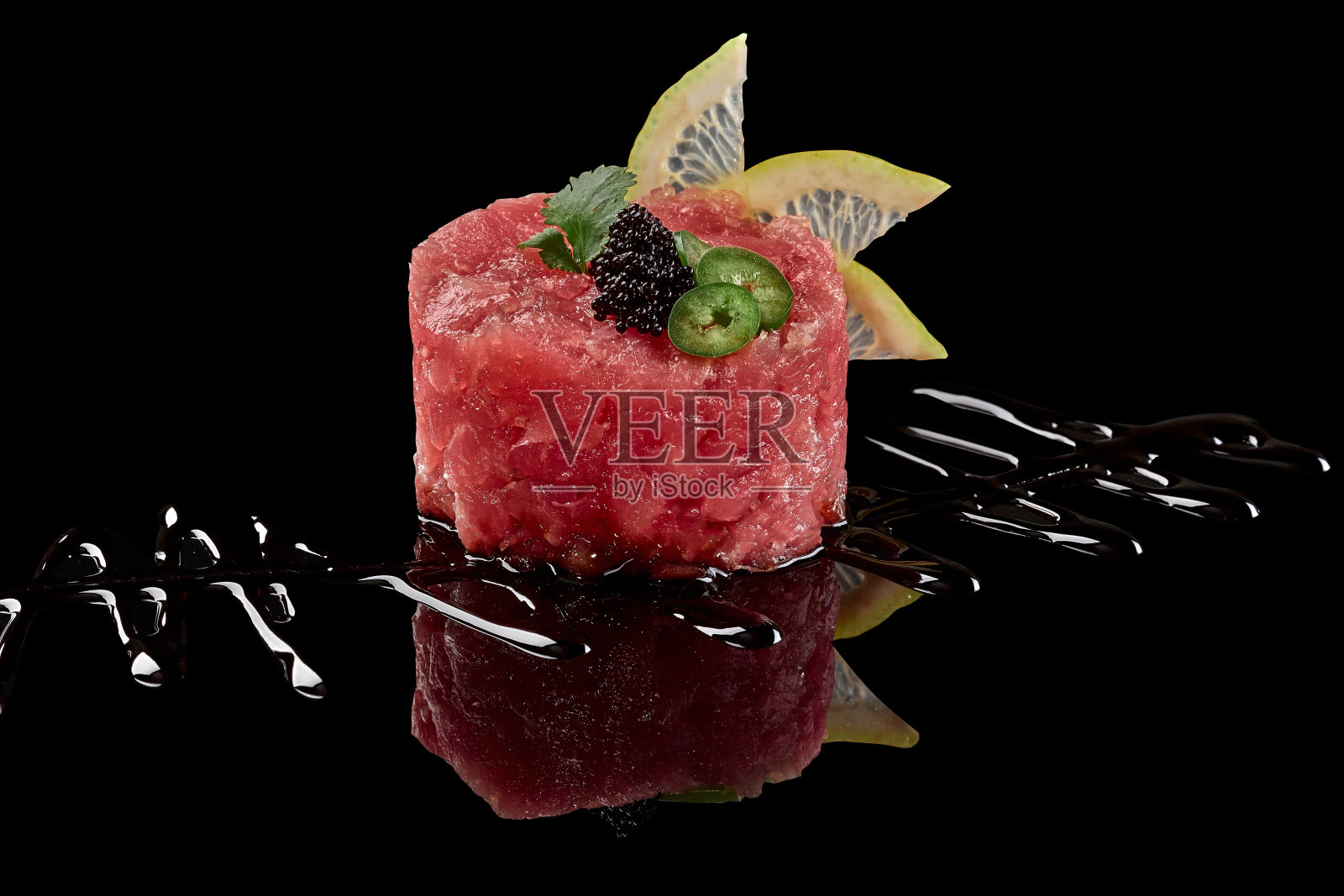 生金枪鱼鞑靼配托比科，酸橙，青菜和酱油照片摄影图片