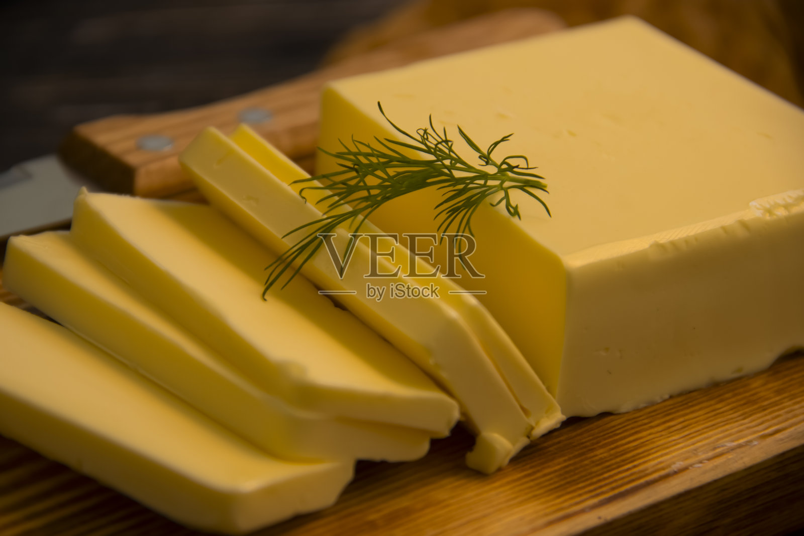 在木制背景上切片的黄油照片摄影图片