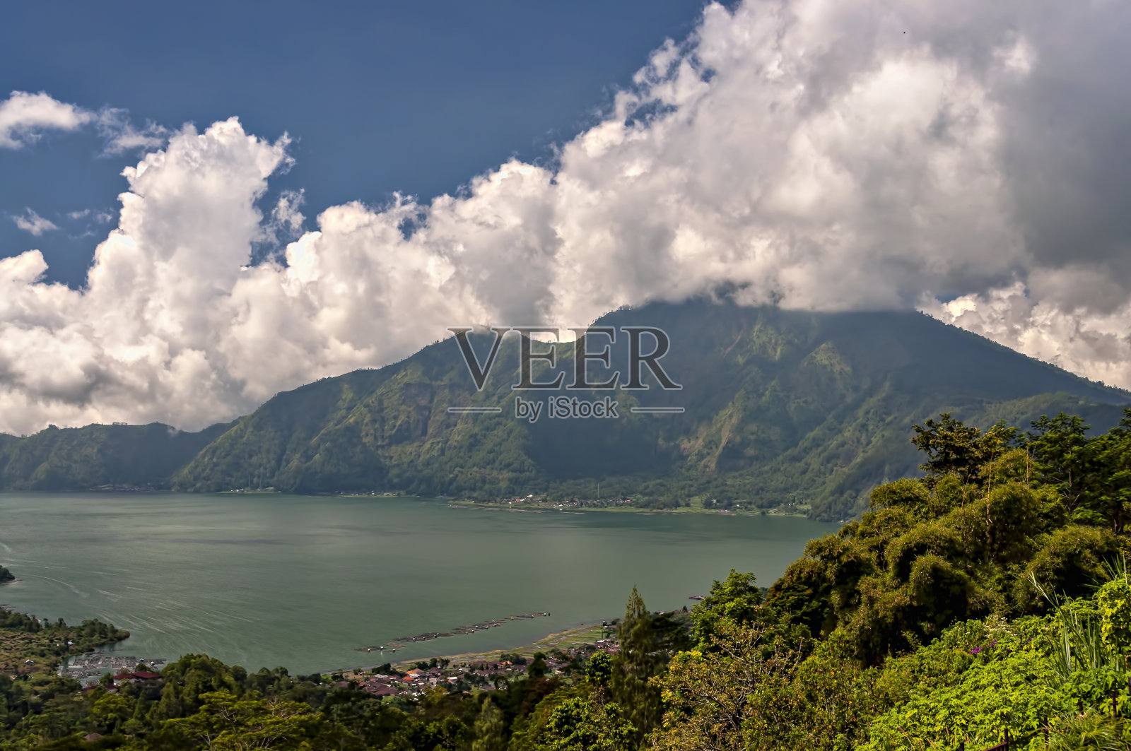 巴图尔湖，印度尼西亚巴厘岛。照片摄影图片