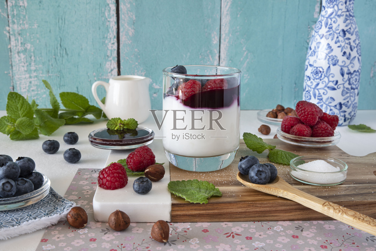 鲜红水果酸奶的制备照片摄影图片