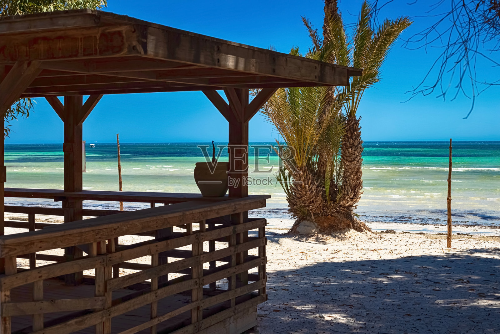 美丽的地中海海岸桦树水，白色沙滩和岸边的平房照片摄影图片