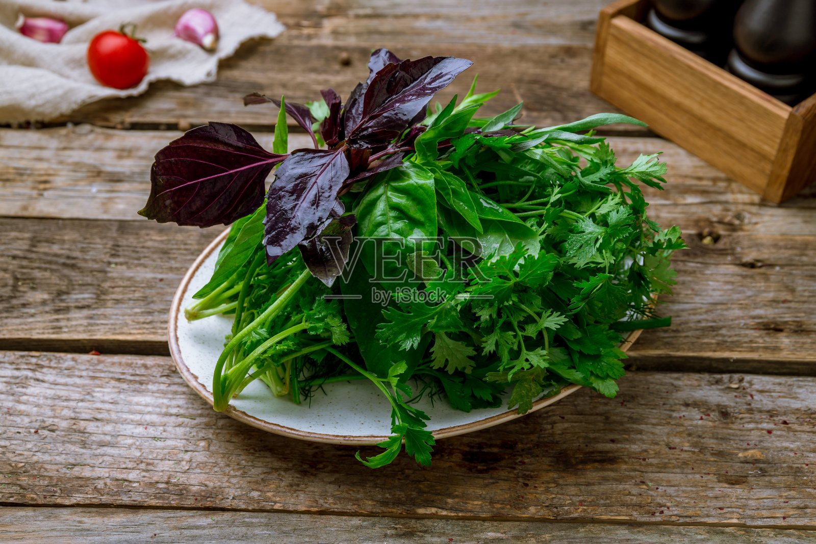 旧木桌上放着各式各样的绿色蔬菜照片摄影图片