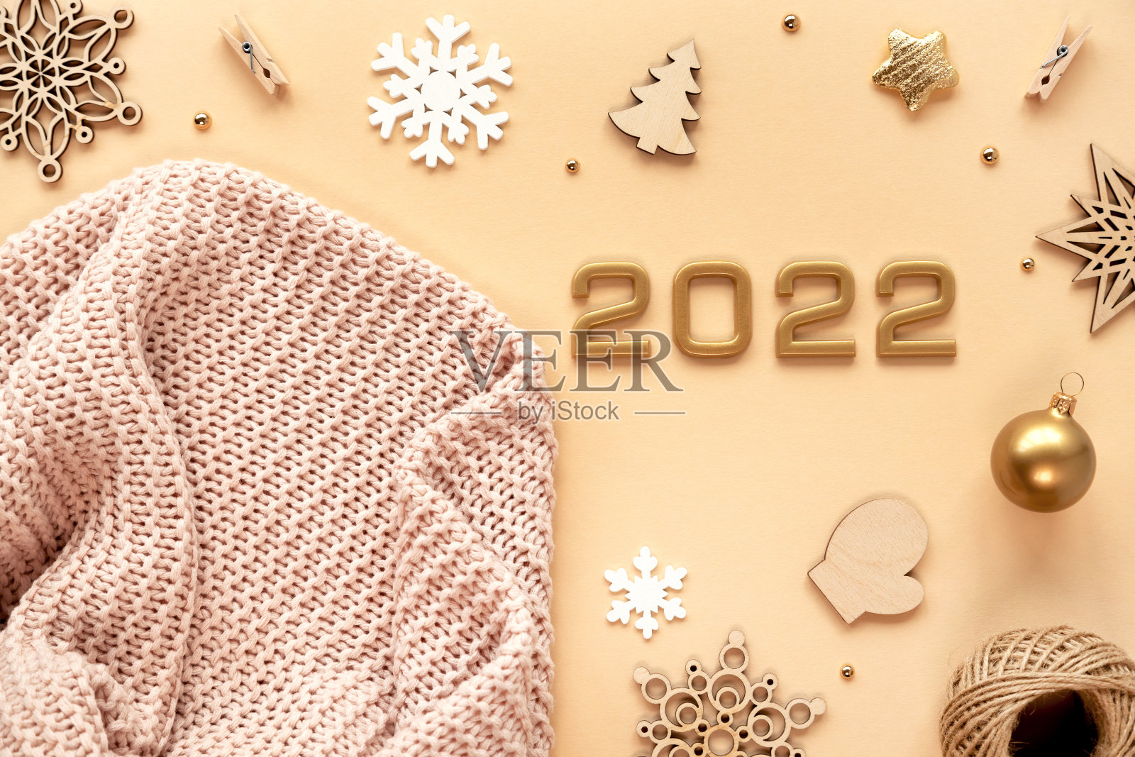 格子米色粉红色木质环保圣诞2022。照片摄影图片