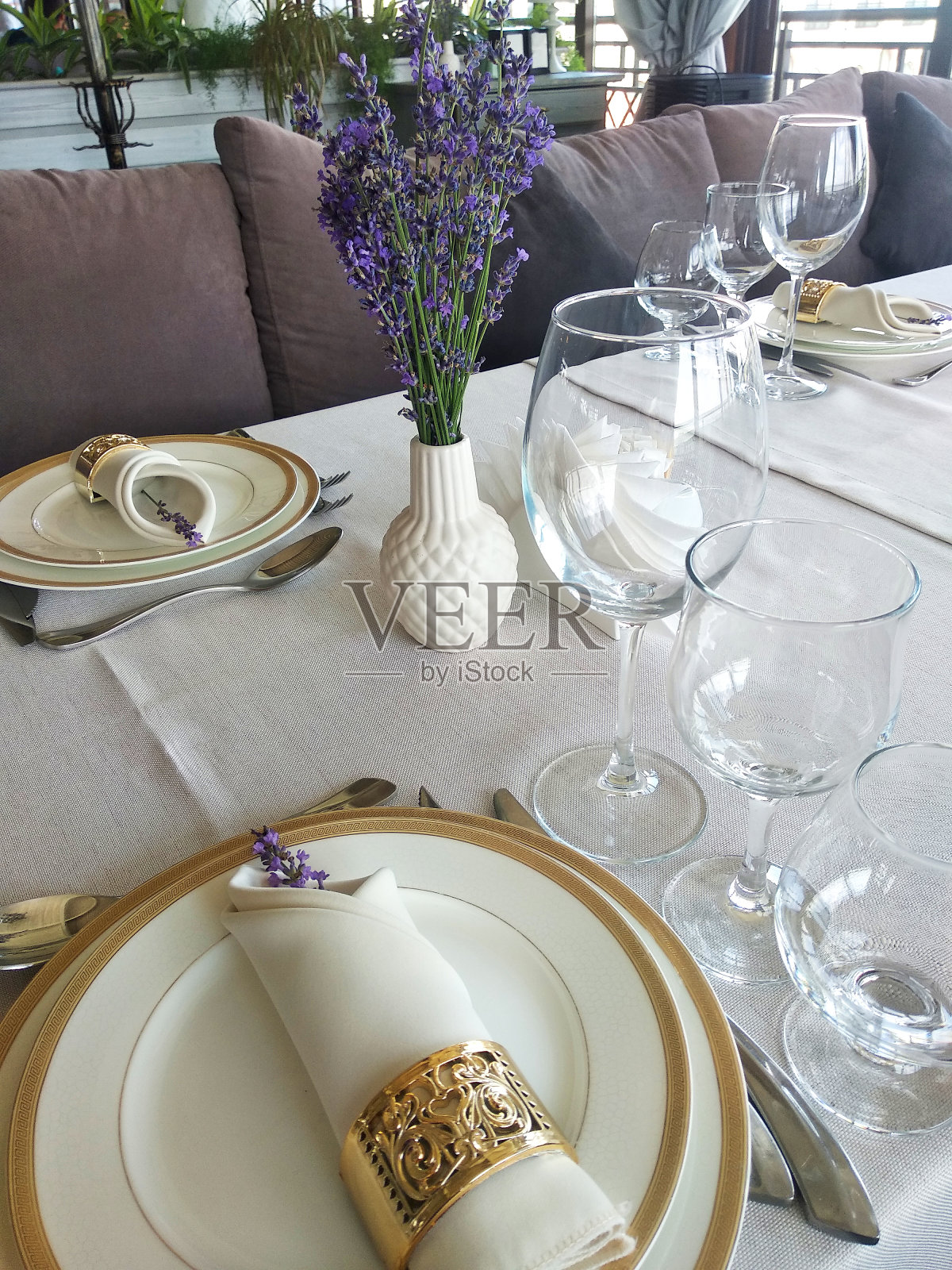 桌子上摆着餐具照片摄影图片