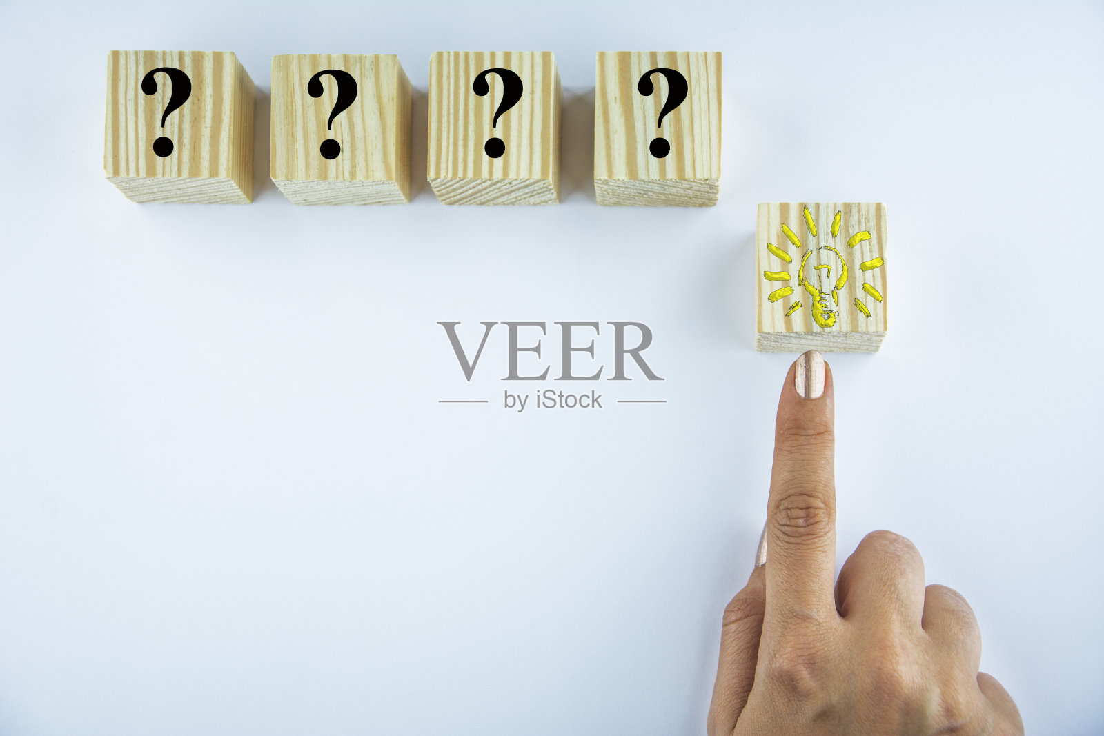 一只手推着带有概念符号的木方块前进照片摄影图片