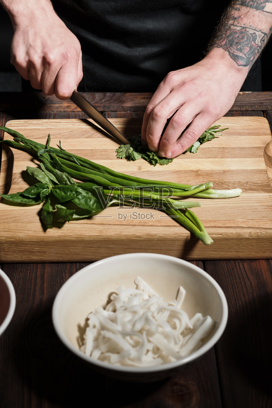 厨师切菠菜做面条照片摄影图片