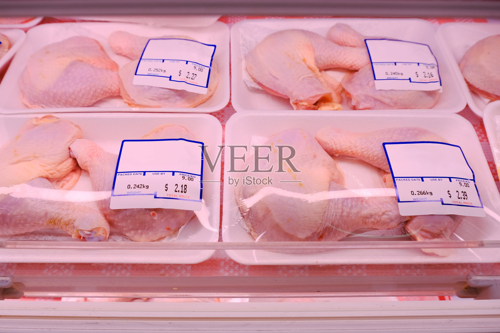 包装新鲜鸡腿在超市出售，陈列在货架上照片摄影图片
