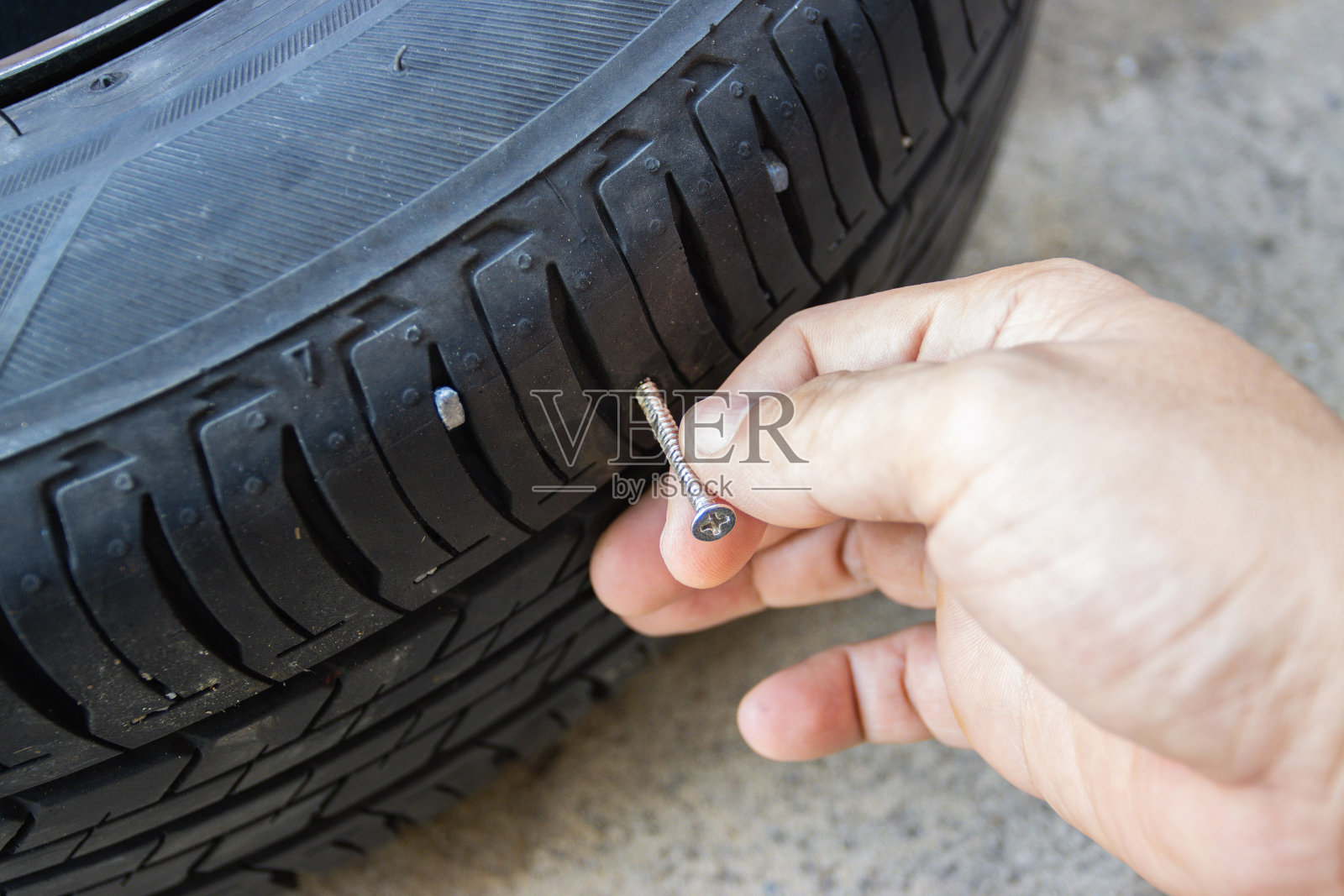 轮胎螺丝卡在里面，概念检查并取出照片摄影图片