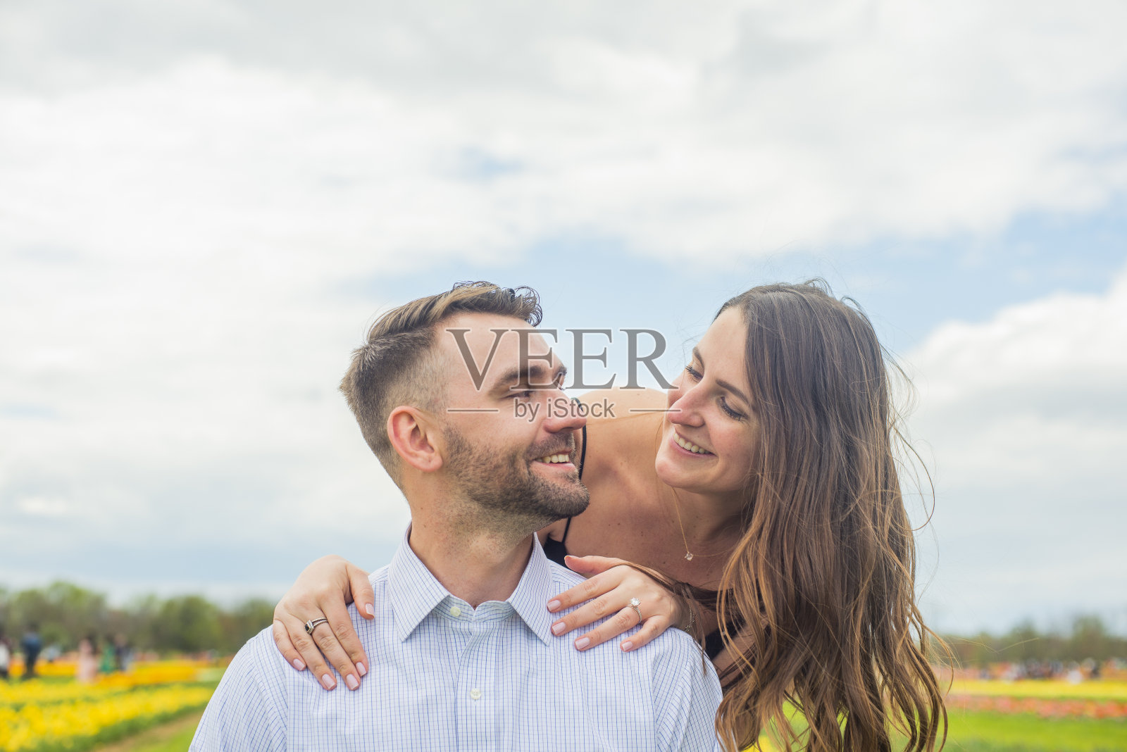 在郁金香农场耕作照片摄影图片