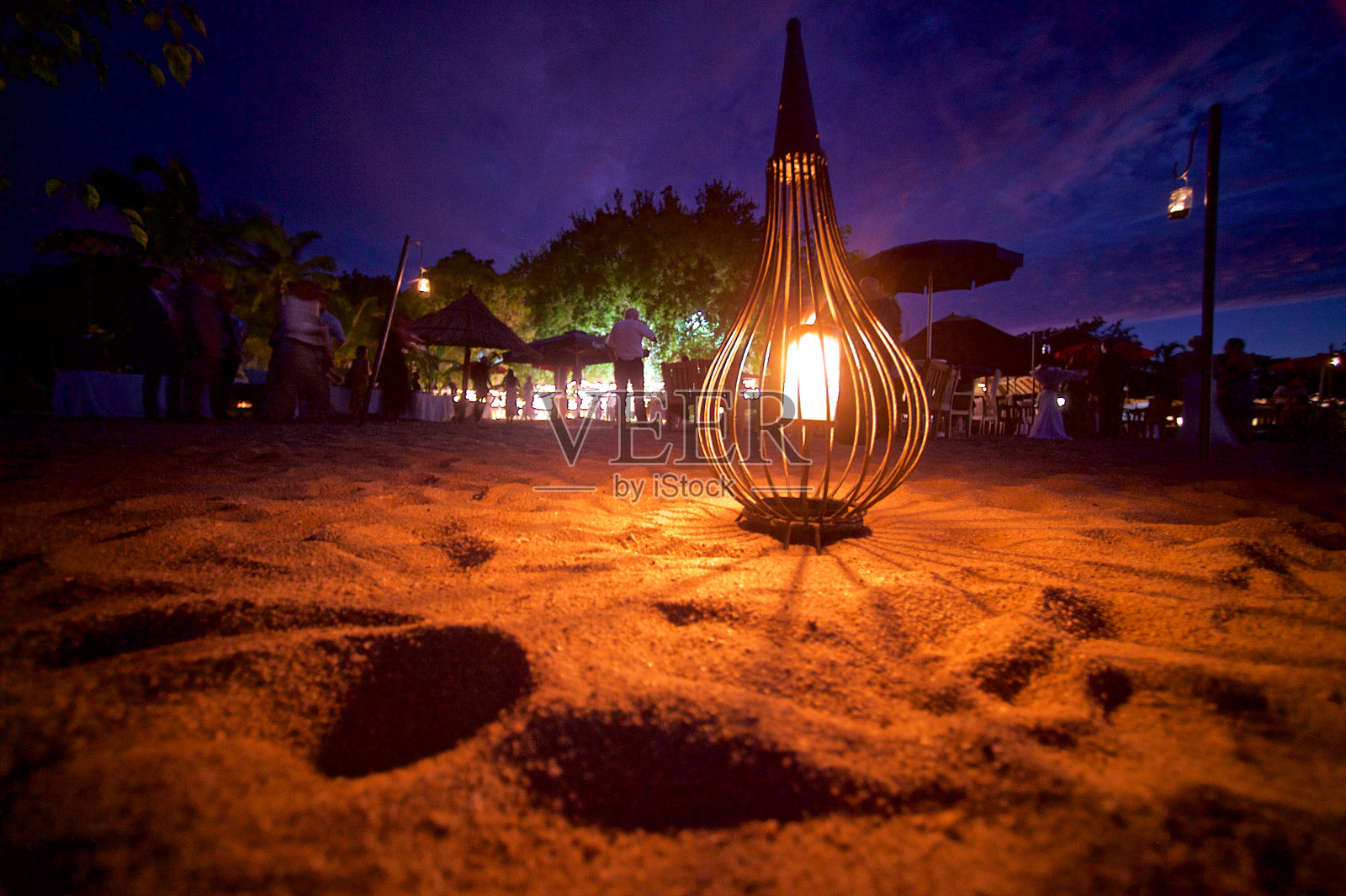 黄昏海滩派对灯特写低角度照片摄影图片