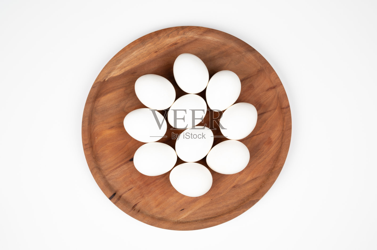 白色背景的木盘上放着白色的鸡蛋。有机鸡蛋。照片摄影图片