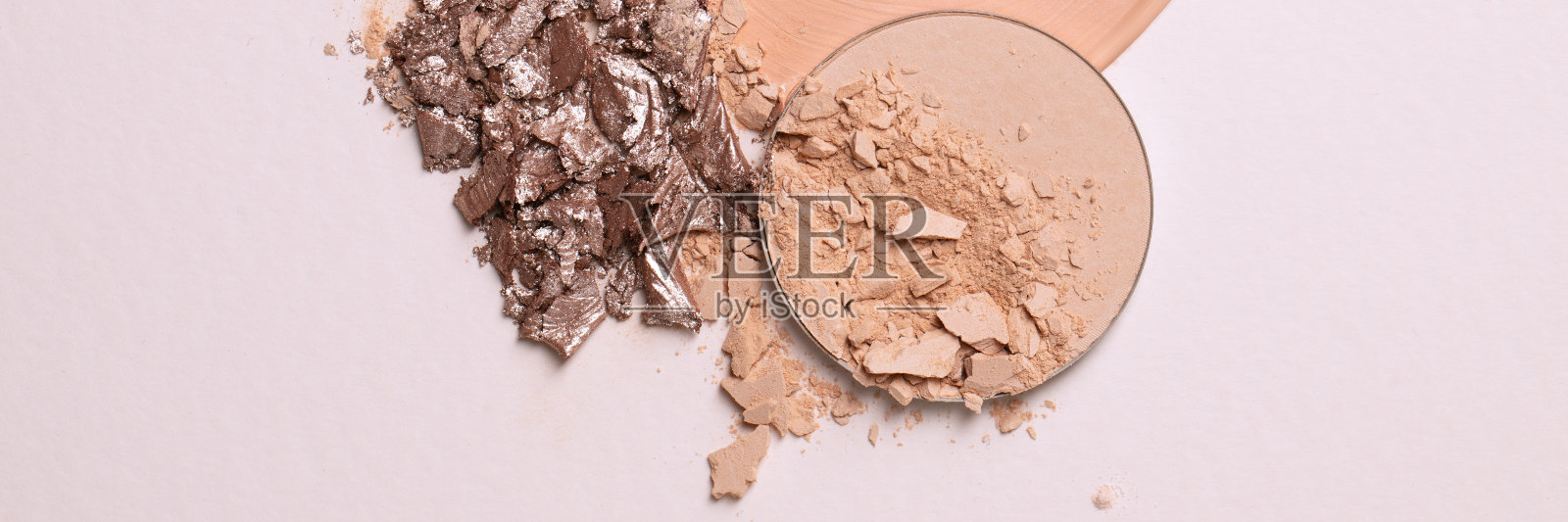 崩溃米色面部整理和液体粉末和崩溃眼影纹理。在米色背景上化妆的宏观纹理照片摄影图片