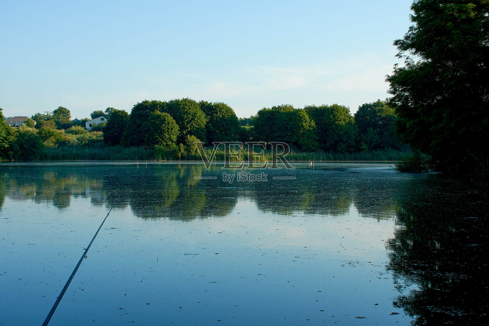 鱼竿和纺线以及在河上钓鱼的配件组成照片摄影图片
