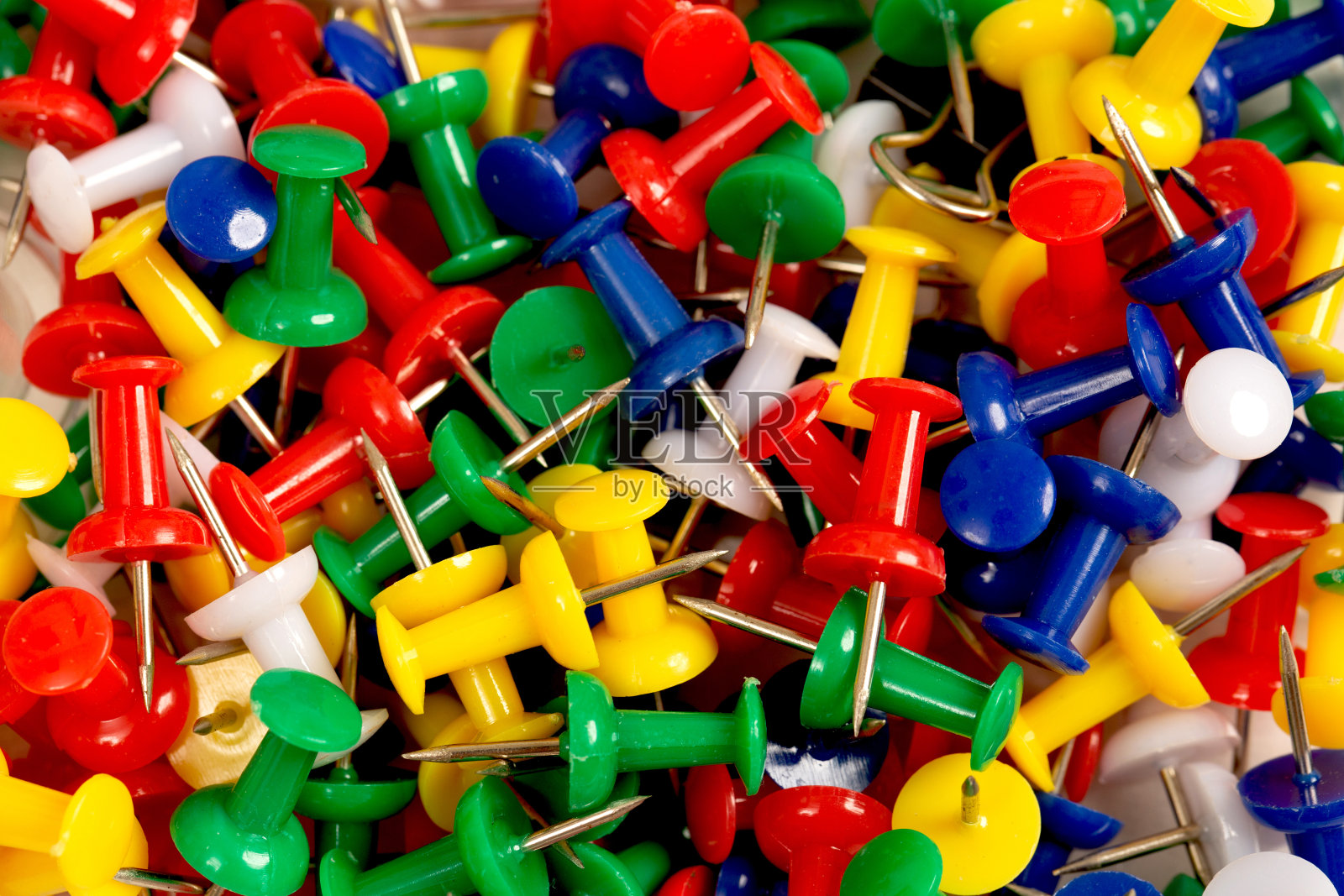 白色背景的木制房屋模型，用于计划买卖房屋。照片摄影图片