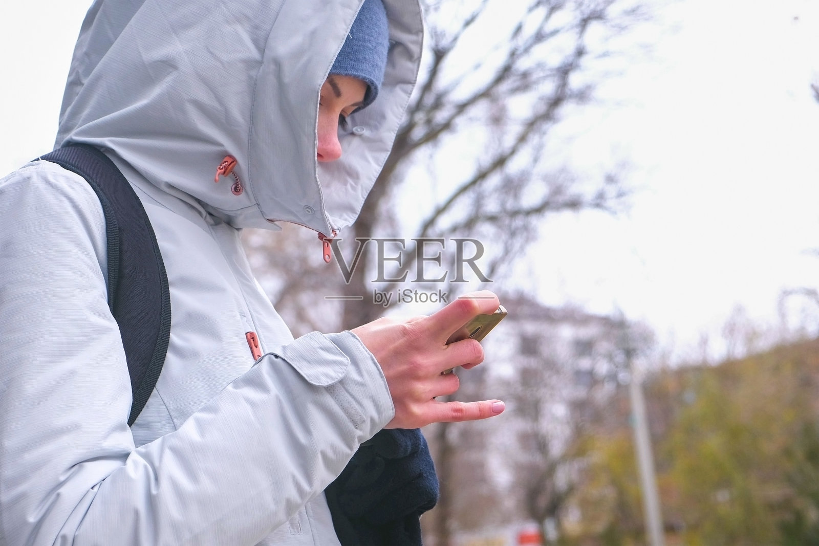 一位女士在城市里迷路了，正在用手机里的导航器寻找路线。照片摄影图片