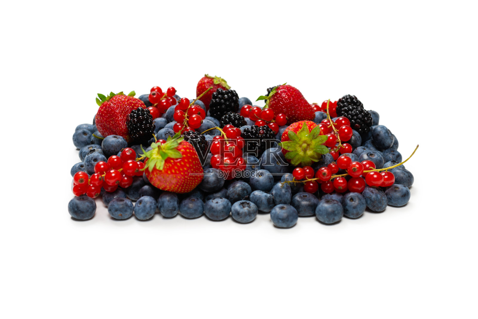黑莓，覆盆子，蓝莓，红醋栗和薄荷的背景。照片摄影图片
