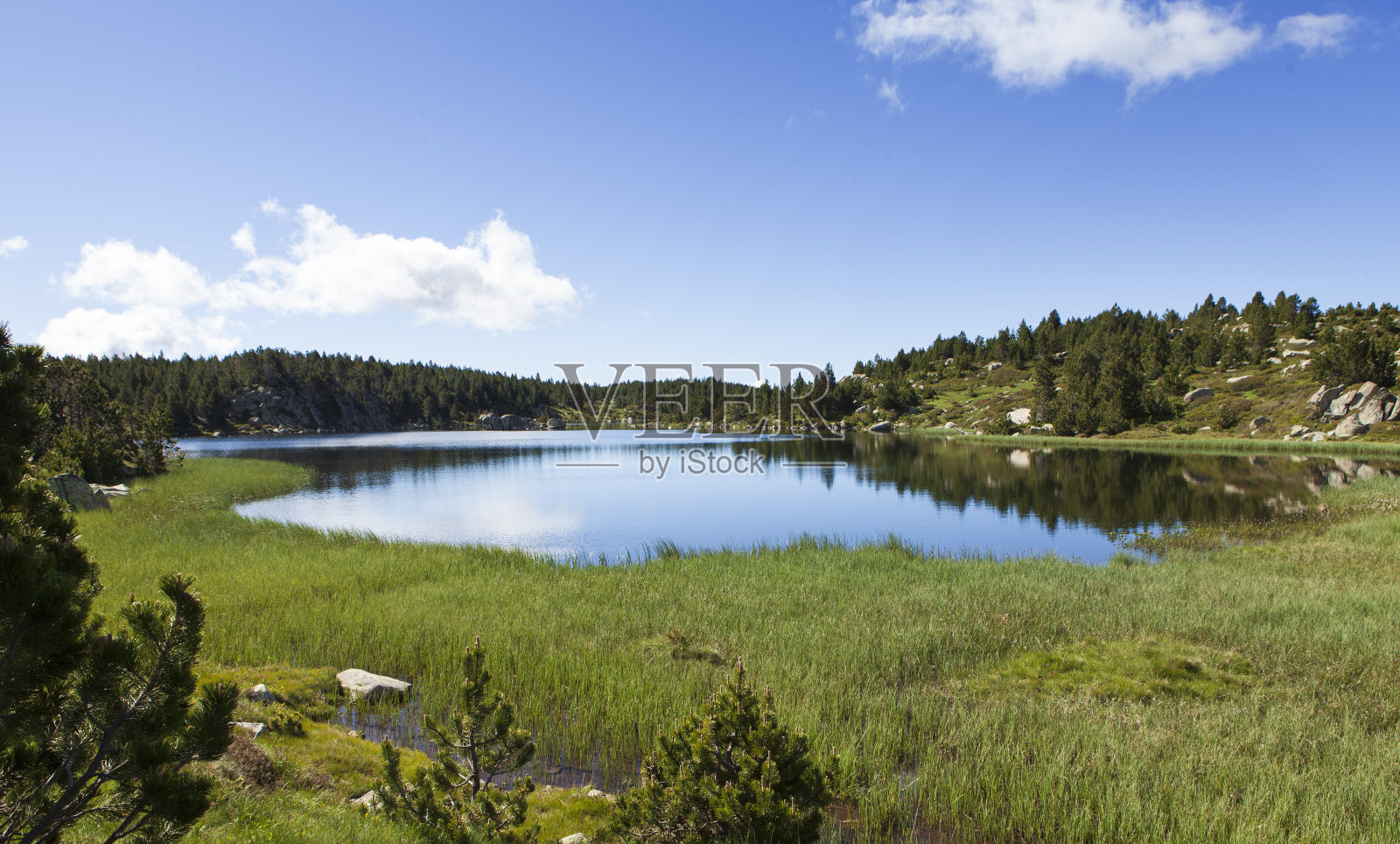 比利牛斯山脉中的湖泊照片摄影图片