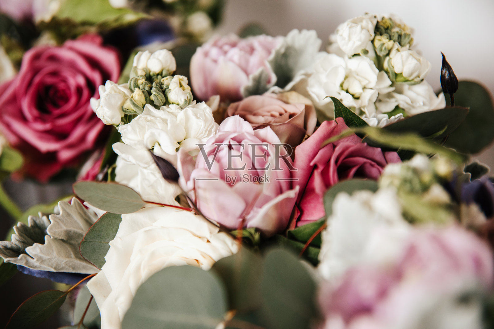 与粉红色牡丹和白色绣球花的花的背景照片摄影图片