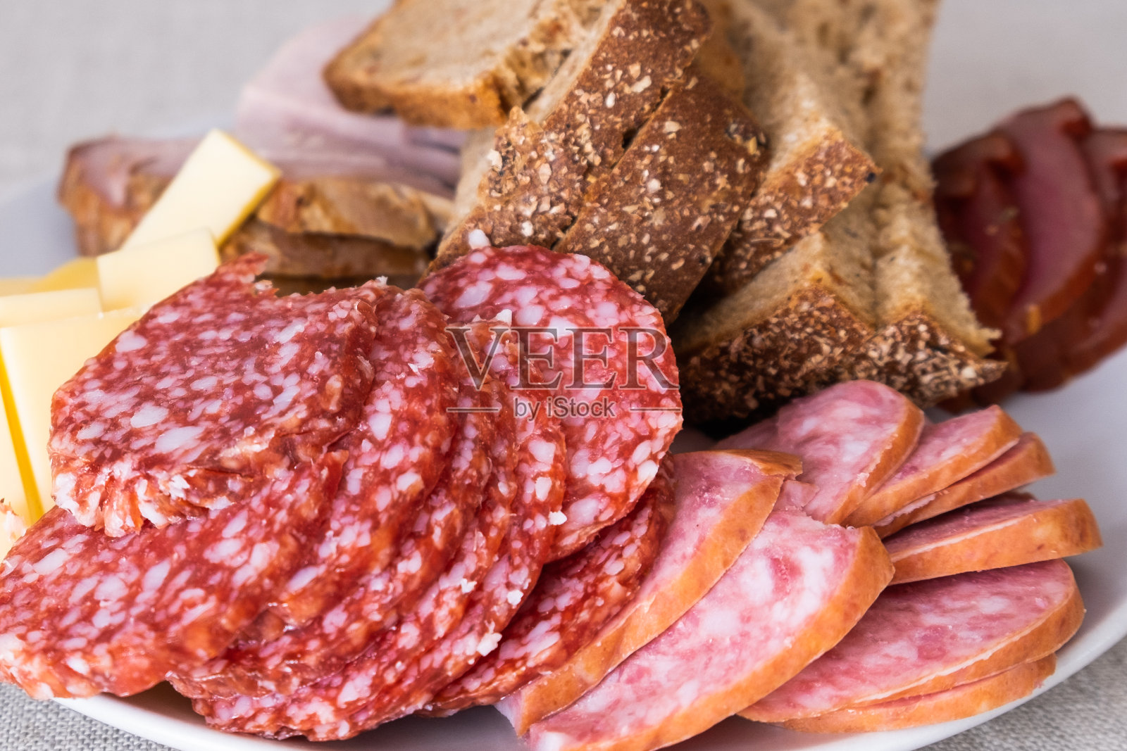 烟熏猪肉片，面包，香肠，奶酪照片摄影图片