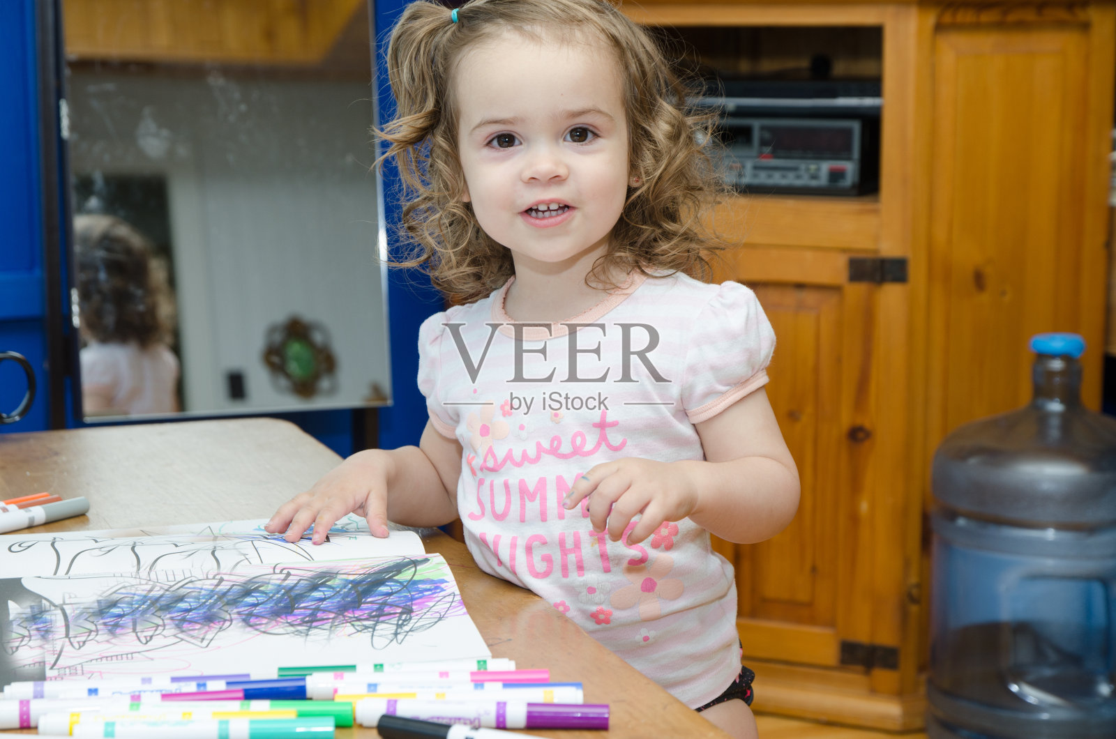 小女孩的颜色照片摄影图片