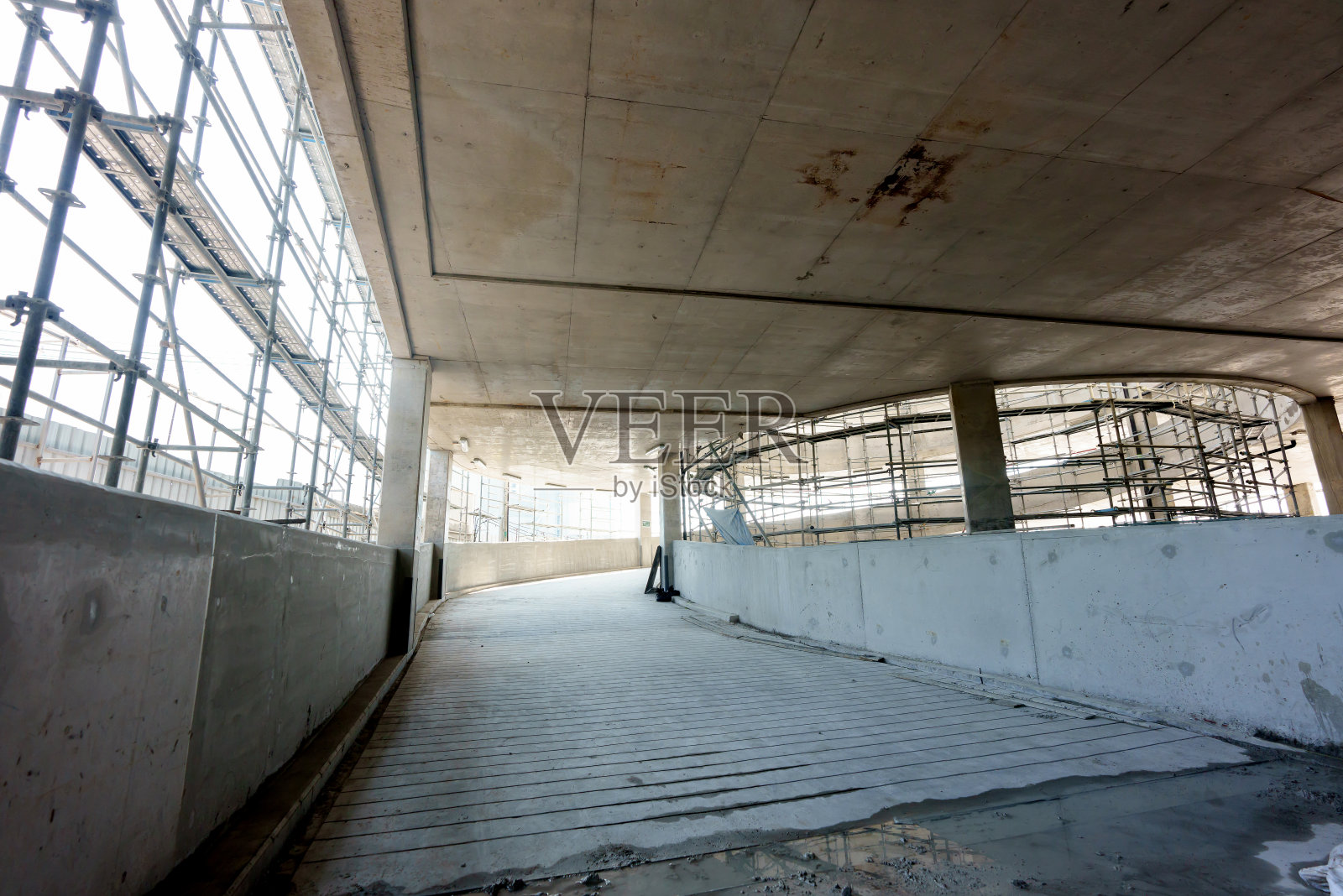 停车场入口仍在建设中。照片摄影图片