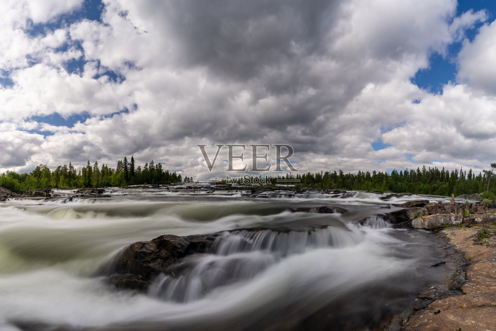 瑞典北部的特拉普斯特弗萨尔纳瀑布照片摄影图片