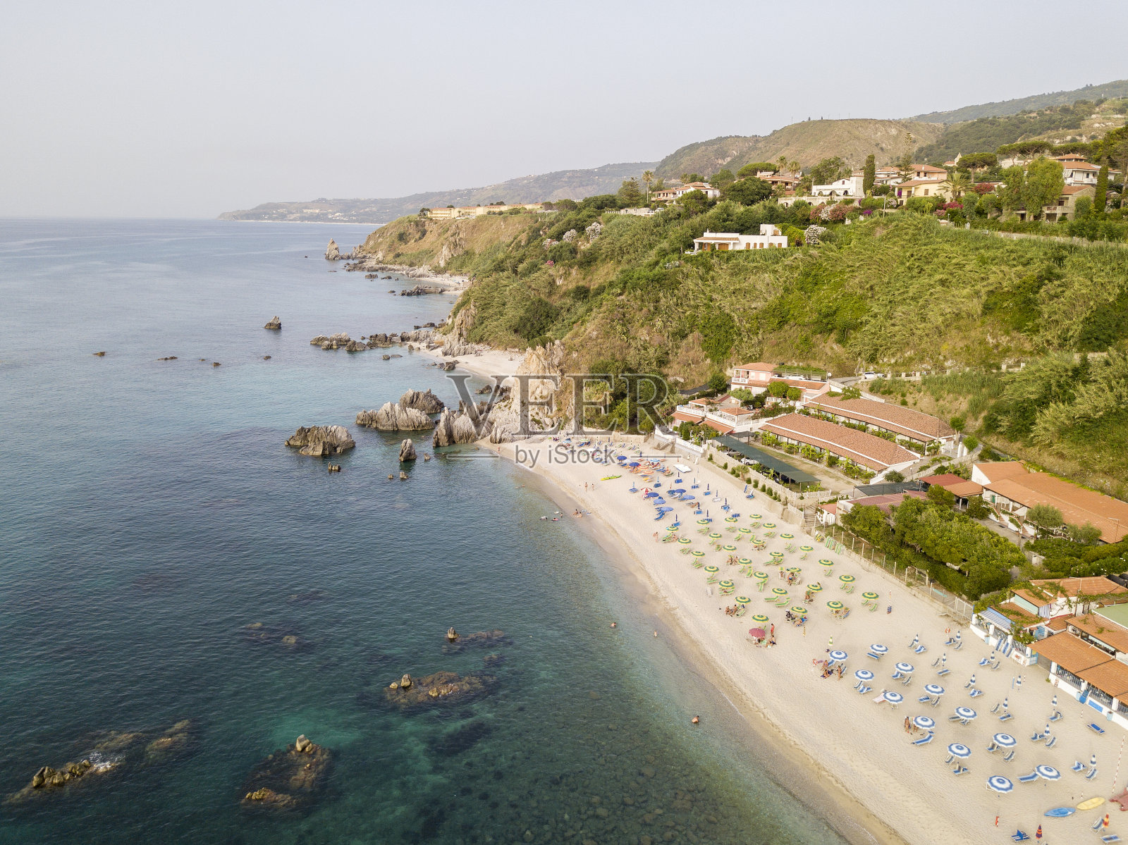 海滩和伞的鸟瞰图。Tropea卡拉布里亚,意大利。Parghelia。瓦尔达内洛海滩和岩石照片摄影图片